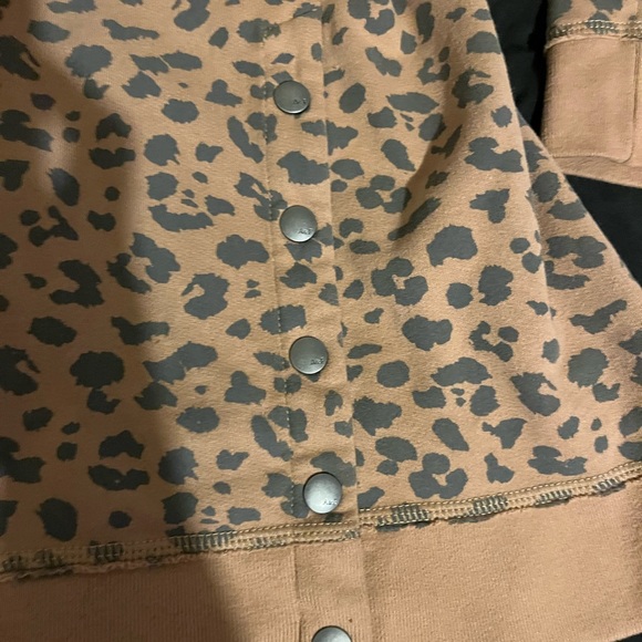 Abercrombie crew sweatshirt with snap bottom details on each side - Picture 2 of 4